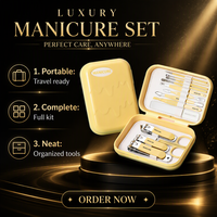 Ensemble de manucure en acier inoxydable de 13 pièces dans un étui portable jaune, comprenant des coupe-ongles, un repousse-cuticules, une lime à ongles pour salon et usage domestique