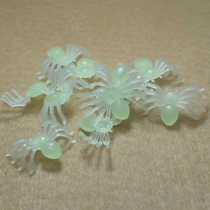 10 Pièces d'araignées artificielles luminescentes pour décorations de Noël, jouets de farces pour Halloween et fêtes d'anniversaire - Product Image 4