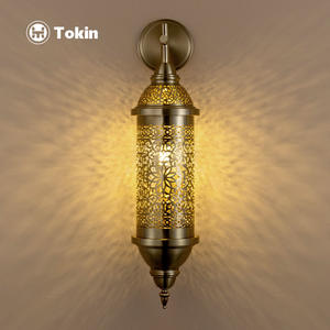 Lampe murale LED marocaine ajourée sculptée pour la décoration vintage de villas, restaurants, hôtels, gîtes et bars - Product Image 3