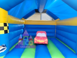 Château gonflable de petite taille en forme de voiture de course avec drapeau à damier pour les jeux d'enfants dans la cour - Product Image 6