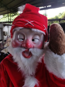 Babbo Natale a grandezza naturale in fibra di vetro con decorazione a slitta - Product Image 5