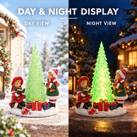 Figurines de Noël en résine, garçon et fille du Père Noël portant un arbre de Noël lumineux à LED, base enneigée, décoration