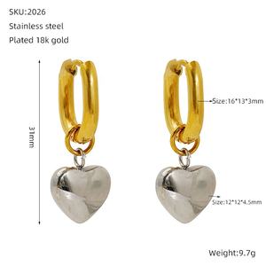 <span class=keywords><strong>Orecchini</strong></span> <span class=keywords><strong>a</strong></span> cerchio in oro 18K in acciaio inossidabile con elegante Design individualistico <span class=keywords><strong>a</strong></span> <span class=keywords><strong>forma</strong></span> <span class=keywords><strong>di</strong></span> <span class=keywords><strong>cuore</strong></span> ciondolo per feste regalo - Product Image 2