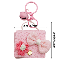 Nouveauté 2026 : Mini porte-monnaie en cuir PU tressé bohème avec porte-clés |   Charme de sac mignon avec nœud et fleur |   Cadeau de vacances et faveur de mariage