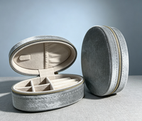 Boîte en carton gris argenté avec fermeture éclair dorée, multi-compartiments, doublure en éponge, forme carrée, design portable, bords nettoyés