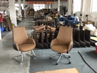 Chaise de bureau moderne en cuir à dossier moyen pour visiteurs et cadres