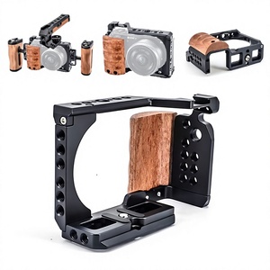 Para <span class=keywords><strong>ZV</strong></span>-E10: Jaula de cámara de aleación de aluminio con mango de madera, orificios de tornillo de 1/4'' y <span class=keywords><strong>3</strong></span>/8'', placa Arca y soporte de zapata fría - Product Image 1
