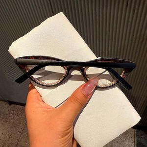 Occhiali da Lettura Retrò con Montatura a Occhio di Gatto, Eleganti Occhiali da Lettura con Strass e Aste Flessibili per Anziani - Product Image 5