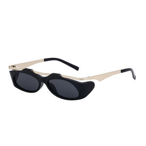 Lunettes de soleil pour femmes de style européen et américain sur mesure, monture noire, verres en PC, protection UV400, design tendance Instagram - Product Image 1