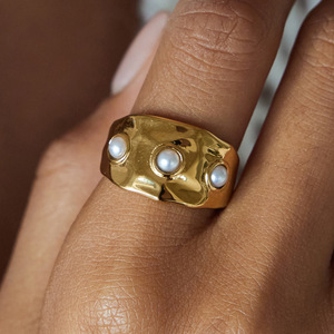 Anillo de Perlas en Oro de 18K y Acero Inoxidable con Engaste Geométrico, Unisex, para Uso Diario - Product Image 2