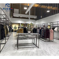 Porte-vêtements moderne pour boutique, en fer noir, sur pied, avec étagères de rangement ouvertes