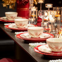 Service de table en céramique de style vintage de luxe, avec un imprimé floral rouge et blanc, vaisselle pour la salle à manger à domicile et les rassemblements familiaux