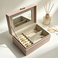 Élégant coffret de voyage rectangulaire en PU rose clair, extérieur en crocodile, boîte de rangement pour bijoux, élégant fermoir doré, poignée, fait main, personnalisable