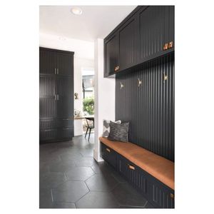 Armoire de rangement à panneaux solides avec compartiment verrouillable intégré au banc, idéale pour la rénovation des vestiaires des clubs sportifs et des écoles - Product Image 3