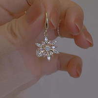 Pendientes de Aleación con Copos de Nieve Navideños con Brillantes Diamantes de Imitación en Tono Dorado, Joyería Elegante para Mujer para Fiestas Navideñas y Días Festivos
