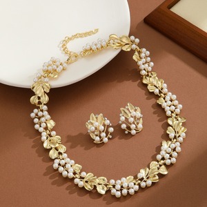 Élégants Accessoires de Mode pour Femmes Parure Artisanale Perle et Feuille de Ginkgo Collier et Boucles d'Oreilles en Alliage avec Zircon - Product Image 4