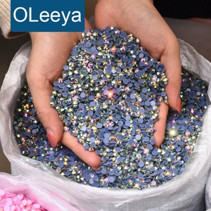 OLeeya Factory Wholesale - Plus de 400 couleurs de strass thermocollants en verre cristal AB SS20 avec colle allemande pour robes de mariée - Product Image 1