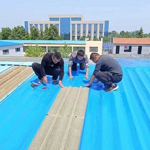 Membrane d'étanchéité bitumineuse autocollante apparente résistante aux UV, pour la protection des toitures métalliques et des gouttières, installation rapide - Product Image 1