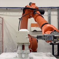 Le bras mécanique KUKA traite le ruban de mousse avec des outils de découpe creux pour adsorber la mousse
