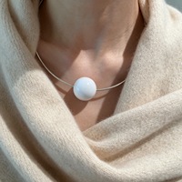 Collier ras du cou minimaliste OEM/ODM avec grosse perle blanche unique, chaîne fine en argent style serpent, bijoux fantaisie