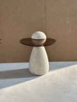 Table d'appoint sculpturale Wabi-Sabi en FRP, plateau ovale en verre ambré fumé, base en forme de galet, pour salon, chambre, hôtel