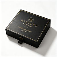 Boîte cadeau rigide noire personnalisée avec couvercle à rabat, logo en feuille d'or et insert pour 3 flacons, idéale pour les coffrets découverte de parfums