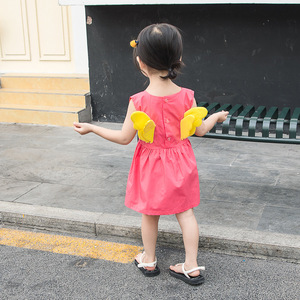 Marché de Vêtements en Gros : Robe sans Manches Colorée à Motifs Fantaisistes et Décoration Ailes pour Petites Filles - Product Image 4
