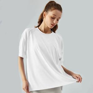 T-shirt de sport à manches courtes pour femme, logo personnalisé OEM, respirant, doux pour la peau, dos profond en U, ourlet fendu - Product Image 3