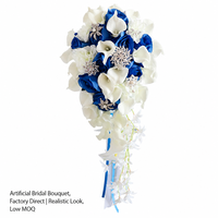 Bouquet de mariée cascade de luxe en forme de goutte d'eau avec décorations en strass, roses artificielles en PU rouge et blanc mélangées, fleur à main pour mariage en extérieur
