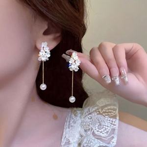 Boucles d'oreilles longues en deux parties de style français tendance, serties de diamants, avec des perles et des glands, plaquées or, avec une touche haut de gamme - Product Image 1