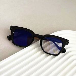 <span class=keywords><strong>Lunettes</strong></span> Photochromiques Rétro pour Hommes Anti-Lumière Bleue avec Lentilles à Changement de Couleur Rapide et Profond en PC, Forme Rectangulaire - Product Image 1