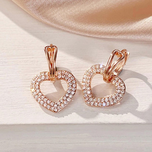 Orecchini Pendenti a Cuore con Zirconi, Eleganti Orecchini di Design Traforato alla Moda per Donne - Product Image 1