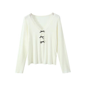 Top de punto para mujer Happy Plus N9037 con cuello en V, lazo, color sólido negro y blanco, ajustado, manga larga, con etiqueta y marcas - Product Image 2