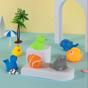 Juguete de baño blandito y chirriante con forma personalizada de pato amarillo flotante para niños y niñas, con sonido y alivio del estrés - Product Image 3