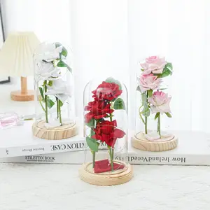 バレンタイン母の日ギフトボックス用のロマンチックな3ヘッド永遠の赤い造花ランプリアルタッチシルクローズガラスドーム