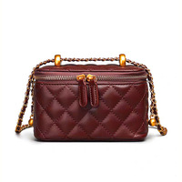 Pochette de maquillage de luxe style designer en cuir pour femme ; Sac à bandoulière tendance avec chaîne à billes métalliques, fabriqué par un fabricant de sacs.