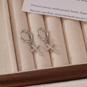 Pendientes de Aro Populares y Sencillos al por Mayor, Unisex, de Acero Inoxidable con Cruz y Piedras Preciosas - Product Image 5