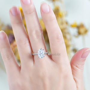 แหวนหมั้นเพชรโมอิสซาไนต์ทรงรีเจียระไนแบบไอซ์คัท ทองคำแท้ 18K สีเหลืองทอง ยี่ห้อ Kuololit HK พร้อมเพชรโมอิสซาไนต์เจียระไนแบบ Crushed Cut สำหรับงานแต่งงาน - Product Image 6