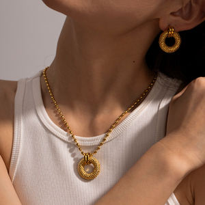 Pendientes redondos impermeables de acero inoxidable chapados en oro de 18 quilates con patrón de martillo en forma de O Zhilin para niñas - Product Image 3