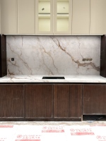 Comptoirs de cuisine/entrepôt en pierre de quartz artificielle Calacatta à veines dorées, surface pleine, imprimés en 3D, grandes dalles, certifiés NSF