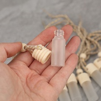 Diffuseur de parfum en verre dépoli de 5 ml, vide, à suspendre pour voiture, avec couvercle en bois et bouchon à vis, MOQ 100 pièces, emballage carton
