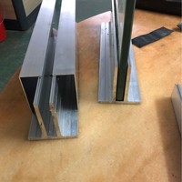 Rampe en verre en alliage d'aluminium sur mesure pour balcon de villa, escalier et aménagement paysager avec rainures en U modernes et minimalistes