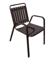 Chaise d'extérieur légère et moderne en plastique avec dossier ergonomique et accoudoirs, empilable pour patio, jardin, bord de piscine, confort et soutien