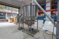 Grand réservoir de stockage avec alimentateur à vis et machine de remplissage à pesage haute précision