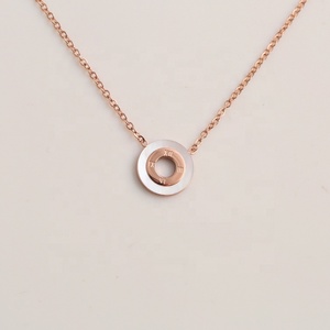Popolare Collana da Donna Romantica in Acciaio Inossidabile Placcato Oro Rosa con Catena a Maglie e Ciondolo a Forma di Lettera e Conchiglia Bianca - Product Image 1