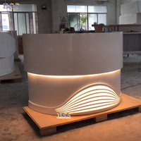 Idée de design de comptoir de réception moderne pour bureau, comptoir de service aéroportuaire rond à LED, comptoir sur mesure en pierre rétroéclairée blanche pour salon de beauté