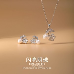 Ensemble de boucles d'oreilles et collier en perles brillantes, imitation perle, alliage de cuivre, design floral, bijoux de luxe pour tous les jours - Product Image 1