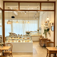 Vitrine de présentation de pâtisserie pour café, design intérieur moderne et luxueux, sur mesure, en verre trempé LED.