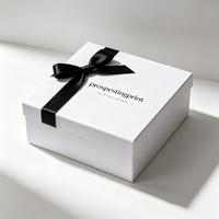 Boîte en papier pour vêtements avec rabat magnétique blanc de luxe personnalisé, boîtes cadeaux pliables avec fermeture magnétique et ruban noir