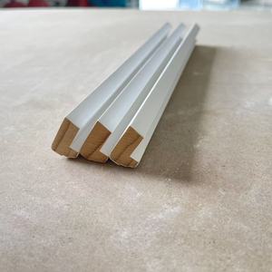 Moldura de Pino Blanco Imprimado de Alta Calidad para Esquinas Interiores, Suministro de Fábrica para Uniones de Pared, Techo y Suelo, Venta al por Mayor - Product Image 1